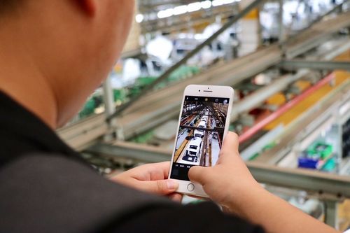 中国汽车新媒体联盟走进一汽奔腾工厂